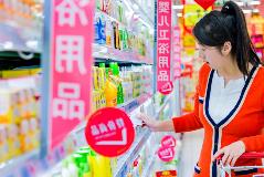 woman grocery shopper intl